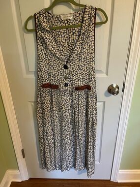 Sleeveless Blue Floral Midi Dress with Button Front